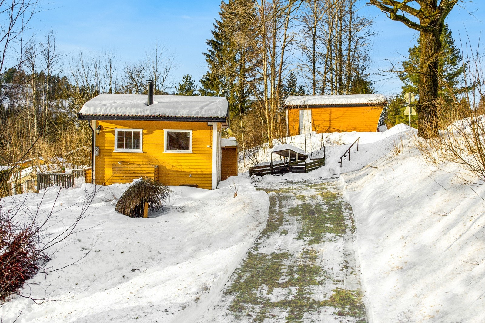 På tomten står det et geitefjøs, en sjarmende enebolig og et anneks innredet i 2017/18, utmerket som gjestehus. Galleribilde