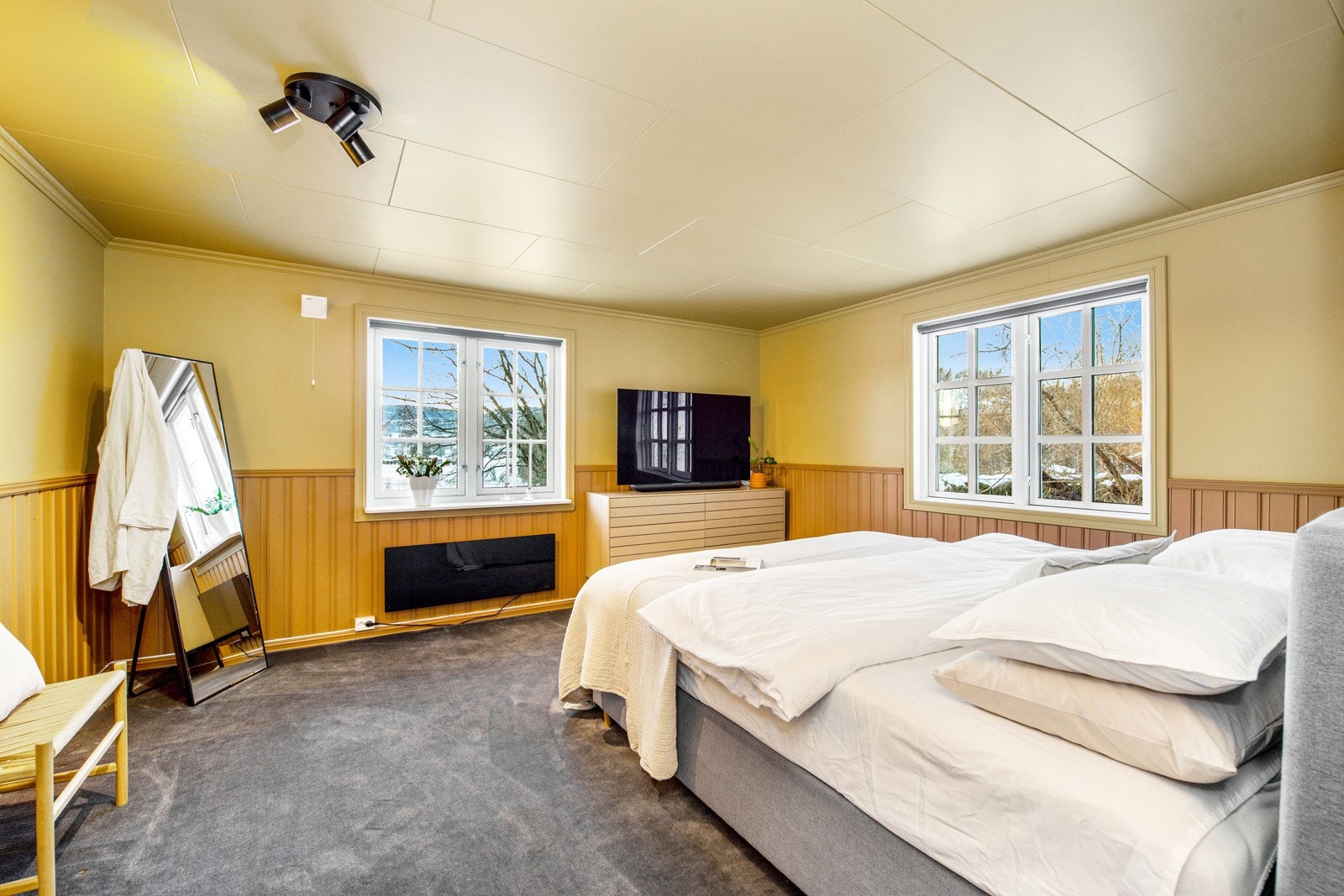 Tre gode soverom ligger sammen i andre etasje, meget praktisk hvis man har små barn. Galleribilde