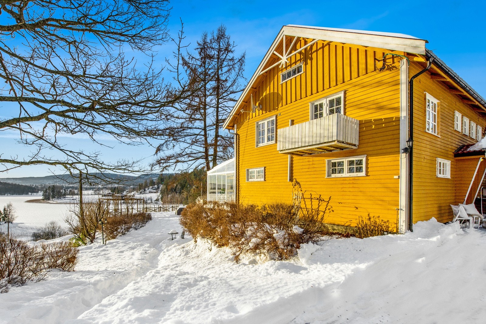 Hovedhuset var opprinnelig en låve, som på slutten av 60-tallet ble utvidet og omgjort til boarealer. Galleribilde