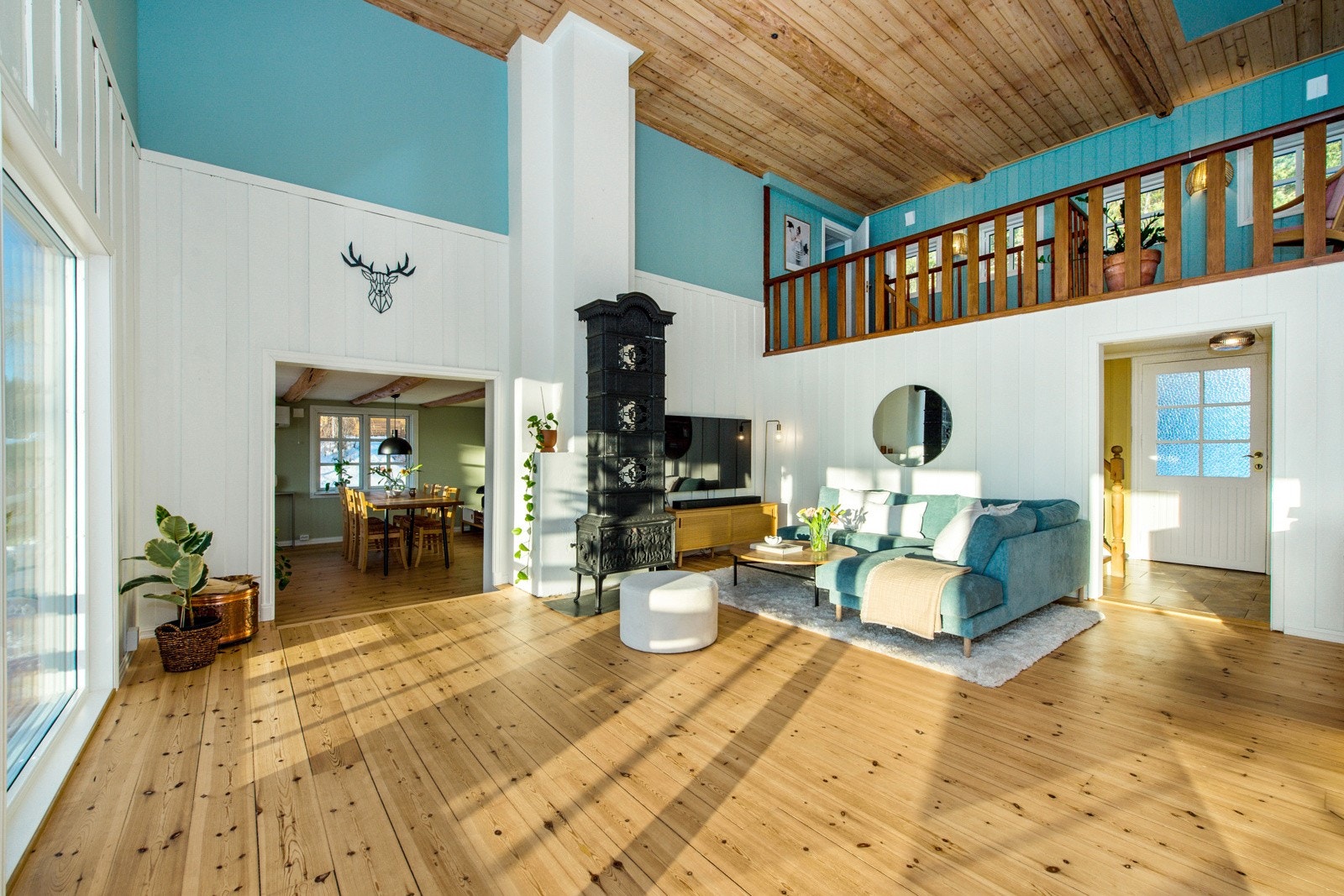 Rommet har en helt egen sjarm med originale tregulv og trebjelker i taket, bevart fra tiden da huset var en låve. Galleribilde