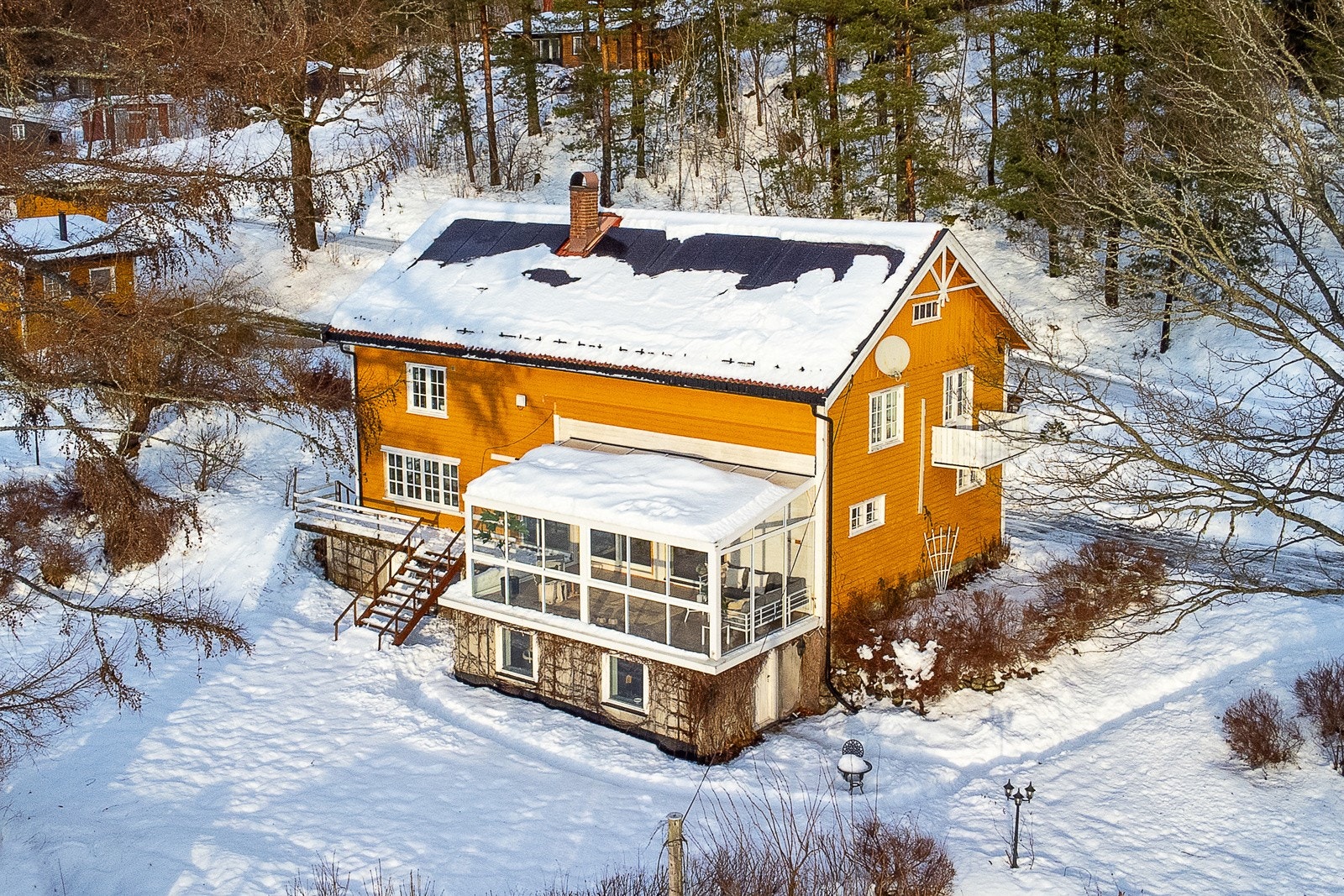 Ravnåsveien 51 er et idyllisk småbruk på 16 mål, med strandlinje, flotte solforhold og nydelig utsikt over vannet. Galleribilde