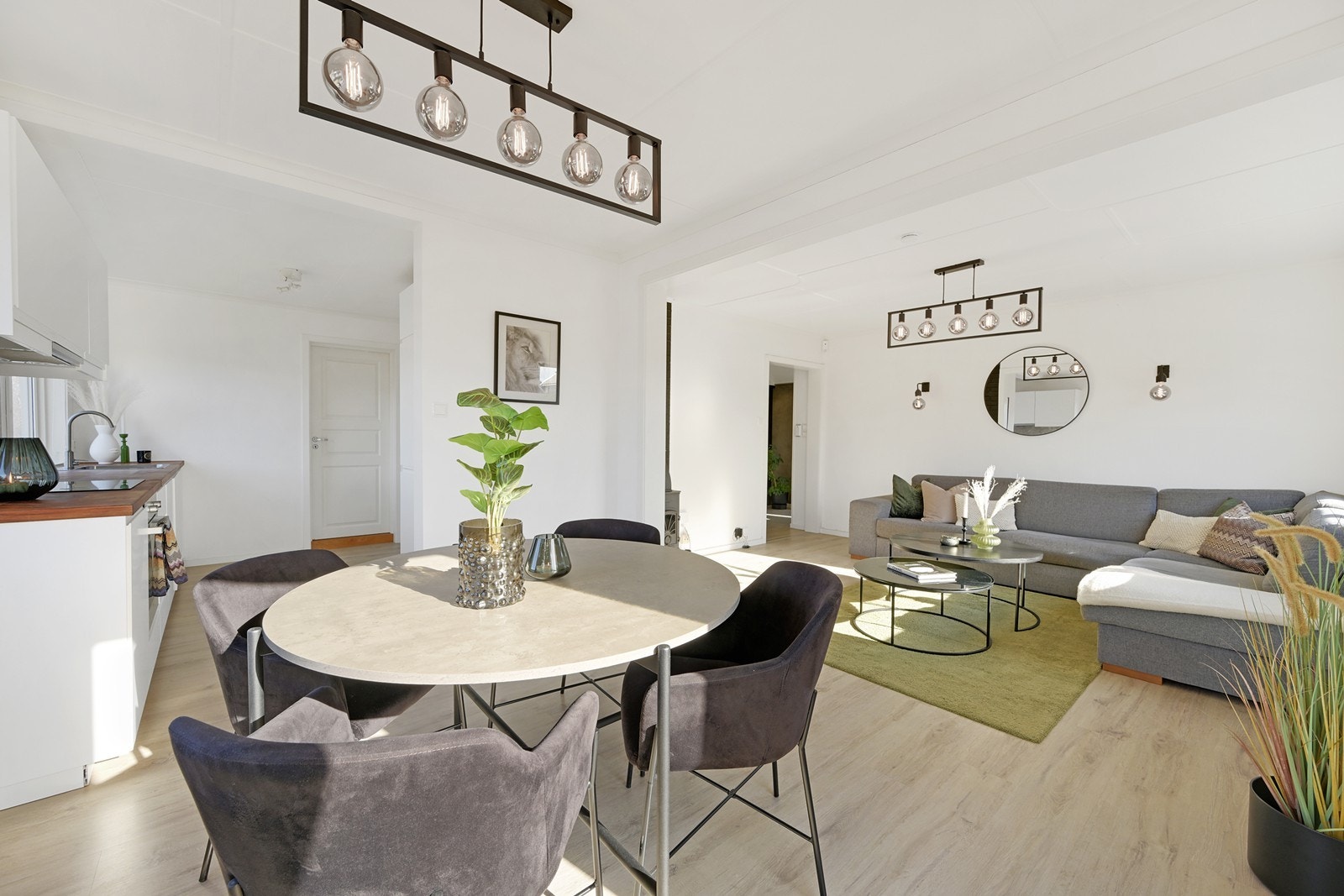 Velkommen til Bjerkhaugveien 2. Lys og trivelig stue med ved ovn og utgang til hagen. Ny varmepumpe. Åpen kjøkkenløsning. Galleribilde