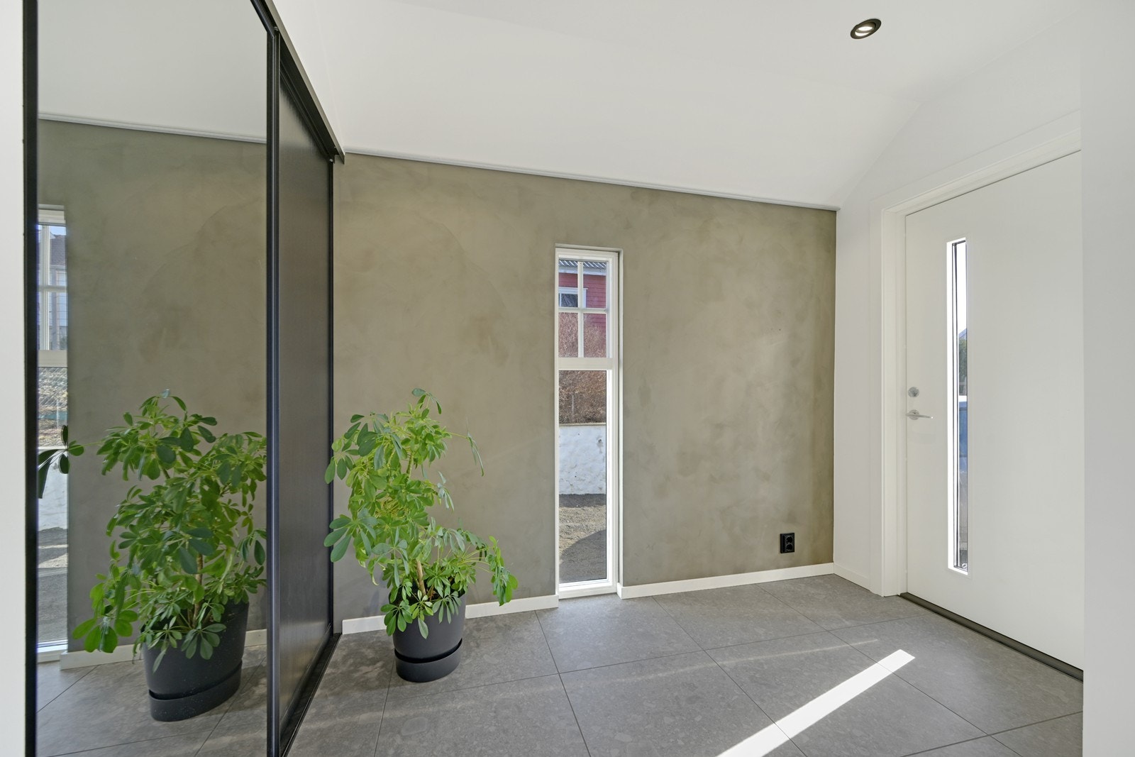 Gang med skyvedørsgarderobe. Ny inngangsdør. Galleribilde