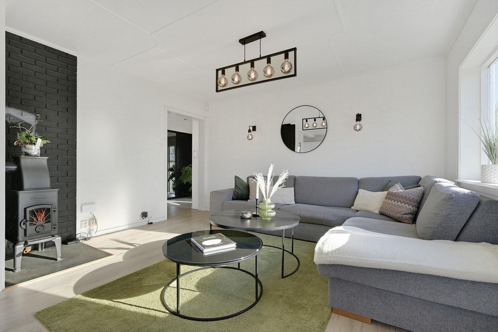 Lys og trivelig stue med ved ovn og utgang til hagen. Ny varmepumpe. Galleribilde