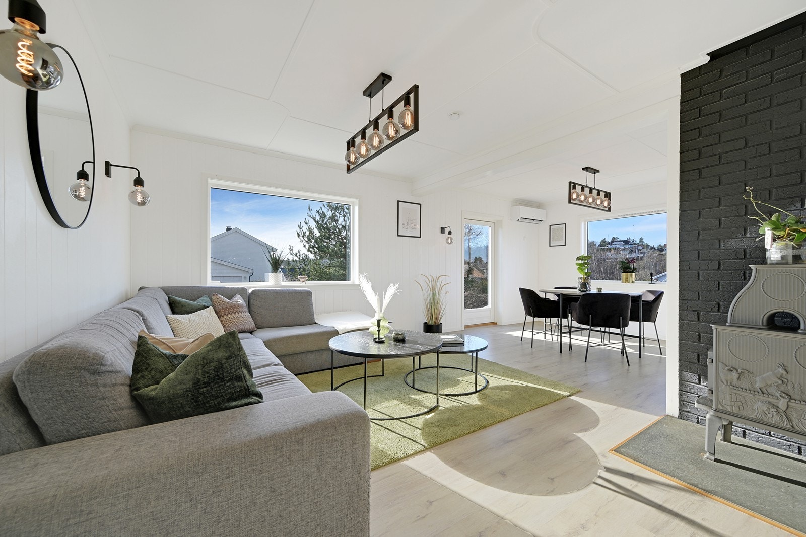 Lys og trivelig stue med ved ovn og utgang til hagen. Ny varmepumpe. Galleribilde