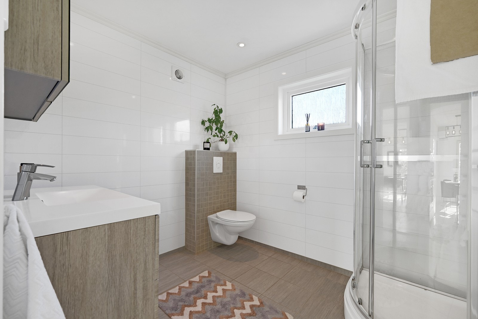 Smakfullt bad med dusjkabinett. Galleribilde