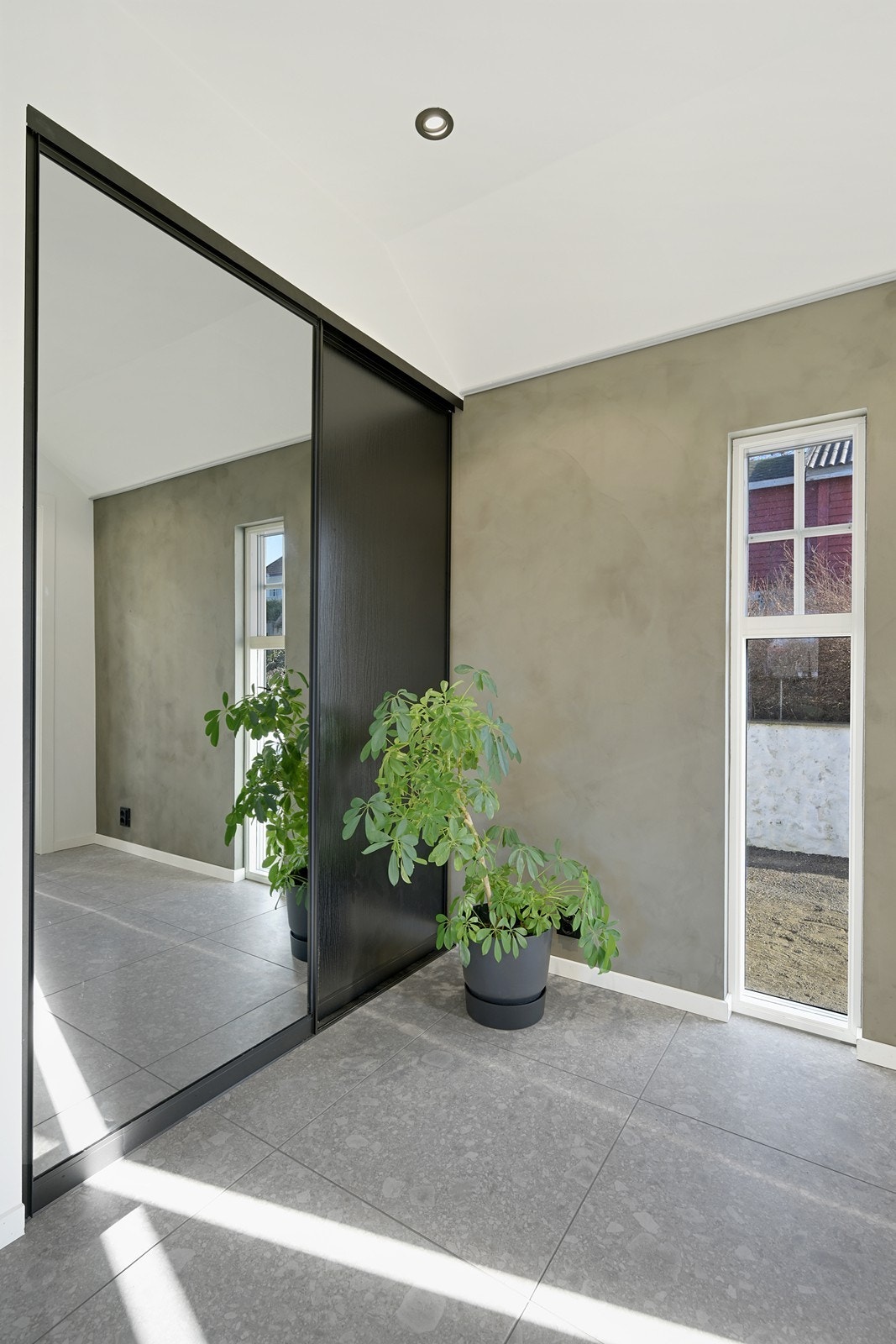 Gang med skyvedørsgarderobe. Ny inngangsdør. Galleribilde