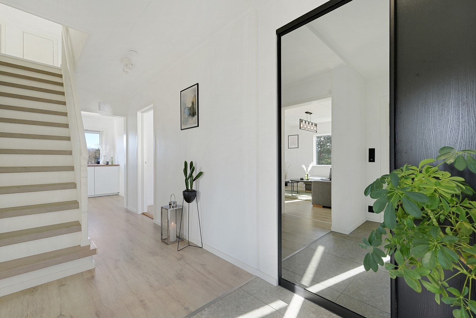 Gang og trapp opp til 2. etasje. Galleribilde