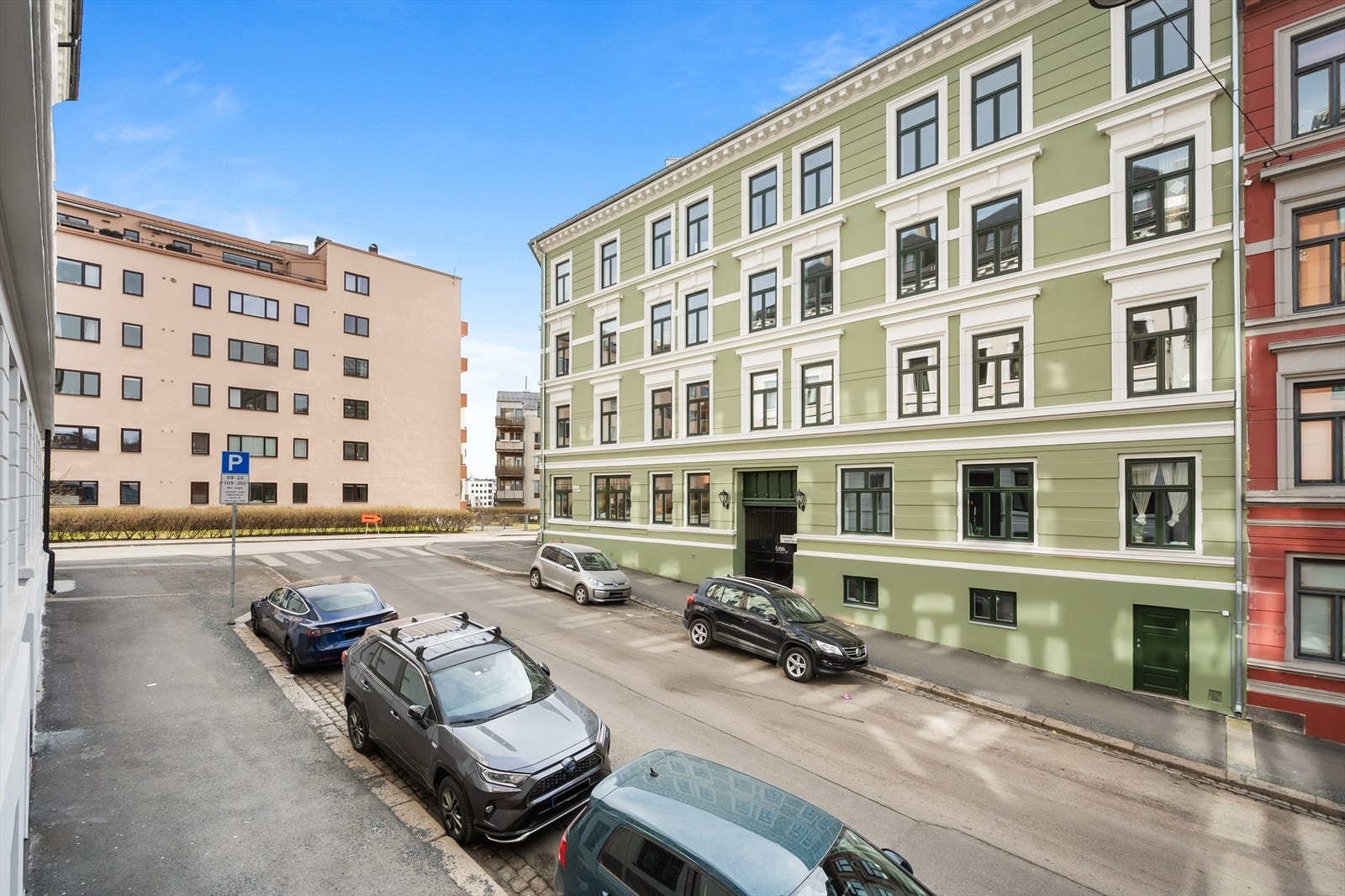 Flott og luftig utsyn mot klassiske gårder. Galleribilde