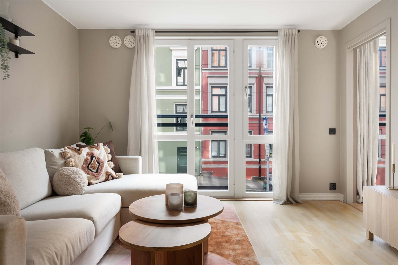 Lys og fin stue med plass til sofagruppe, sofabord og underholdningsavdeling. Galleribilde