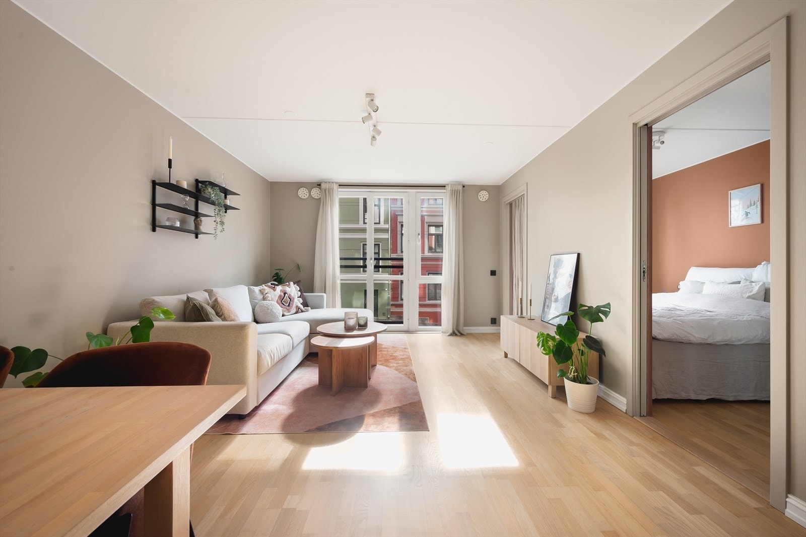 Stuen er nylig malt i tidsriktige fargetoner. Takhøyde målt til 2,40m. Galleribilde