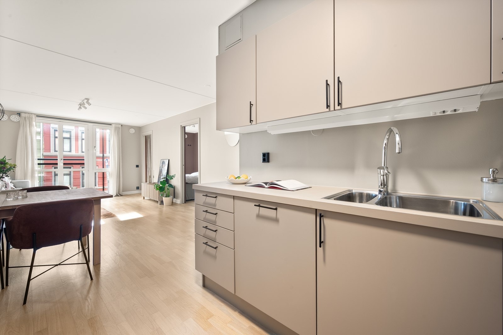 Godt med lagringsplass i både skuffer og skap. Galleribilde