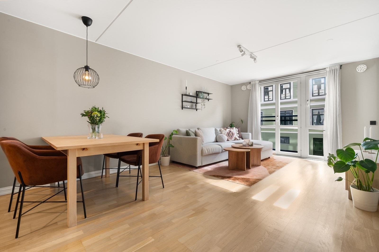 Stor vindusflate fra den franske balkongen som har ypperlige lysforhold. Balkongen skaper en luftig følelse i oppholdsrommet. Galleribilde