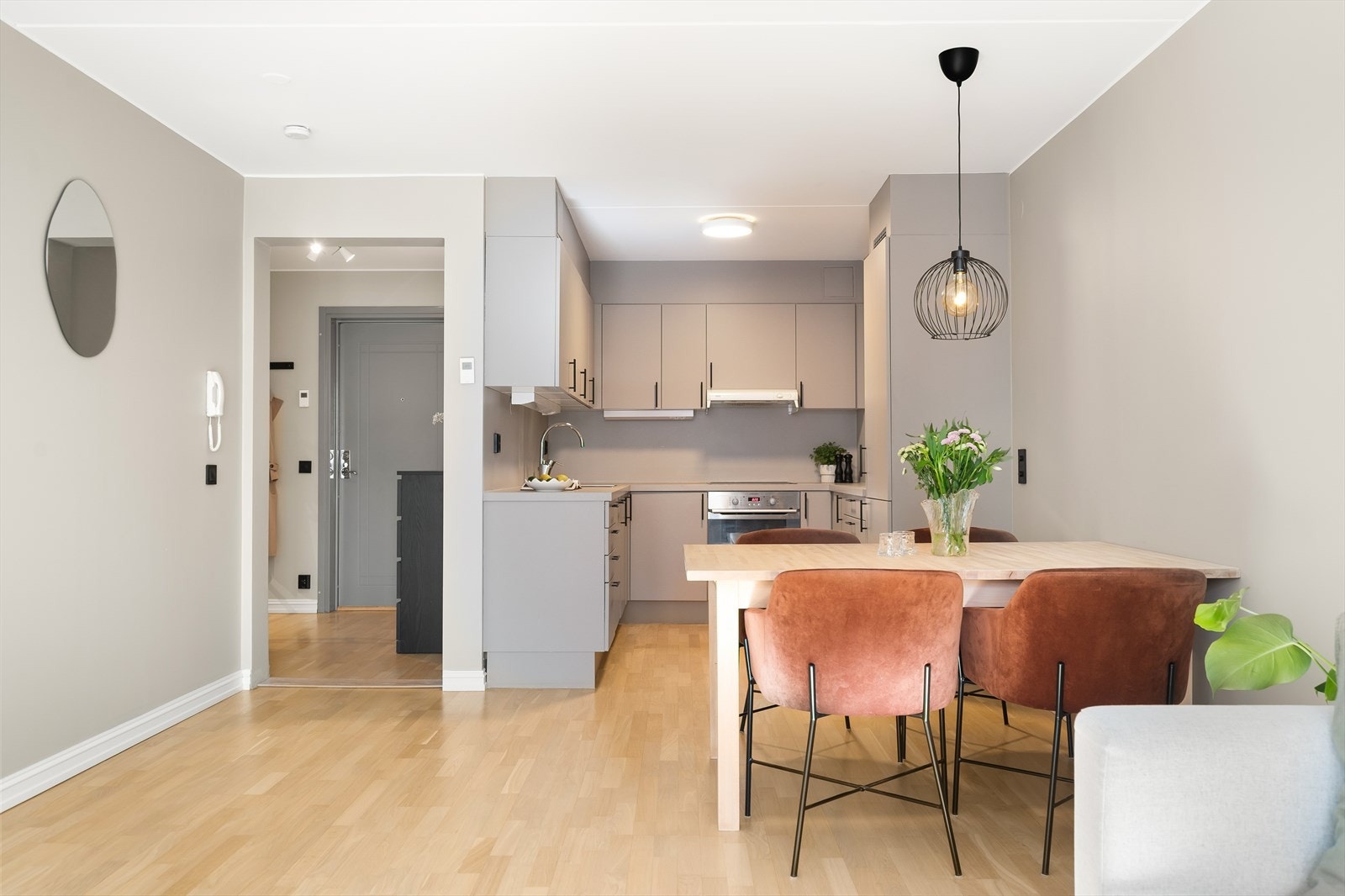 Videre er det plass til et spisebord. Passer utmerket for familiemiddager og selskap. Galleribilde