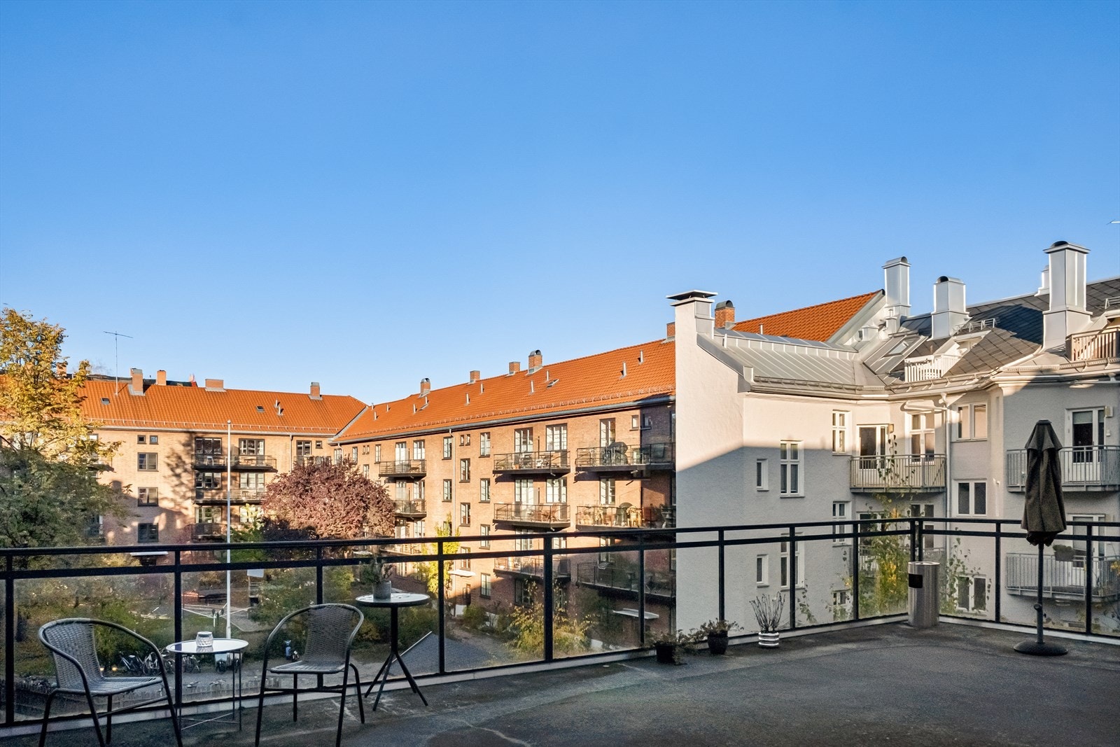 Sameiets andre terrasse ligger vendt inn mot bakgården. Galleribilde