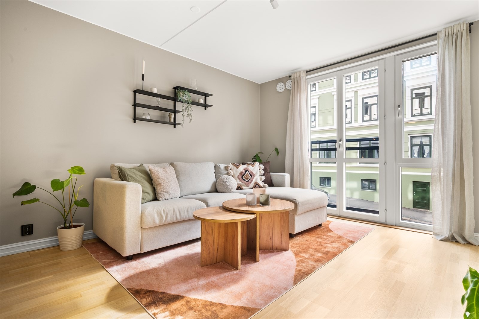 Boligen har en fin, intern beliggenhet og kan skilte med bl.a.: vannbåren gulvvarme, fransk balkong og heisadkomst. Galleribilde