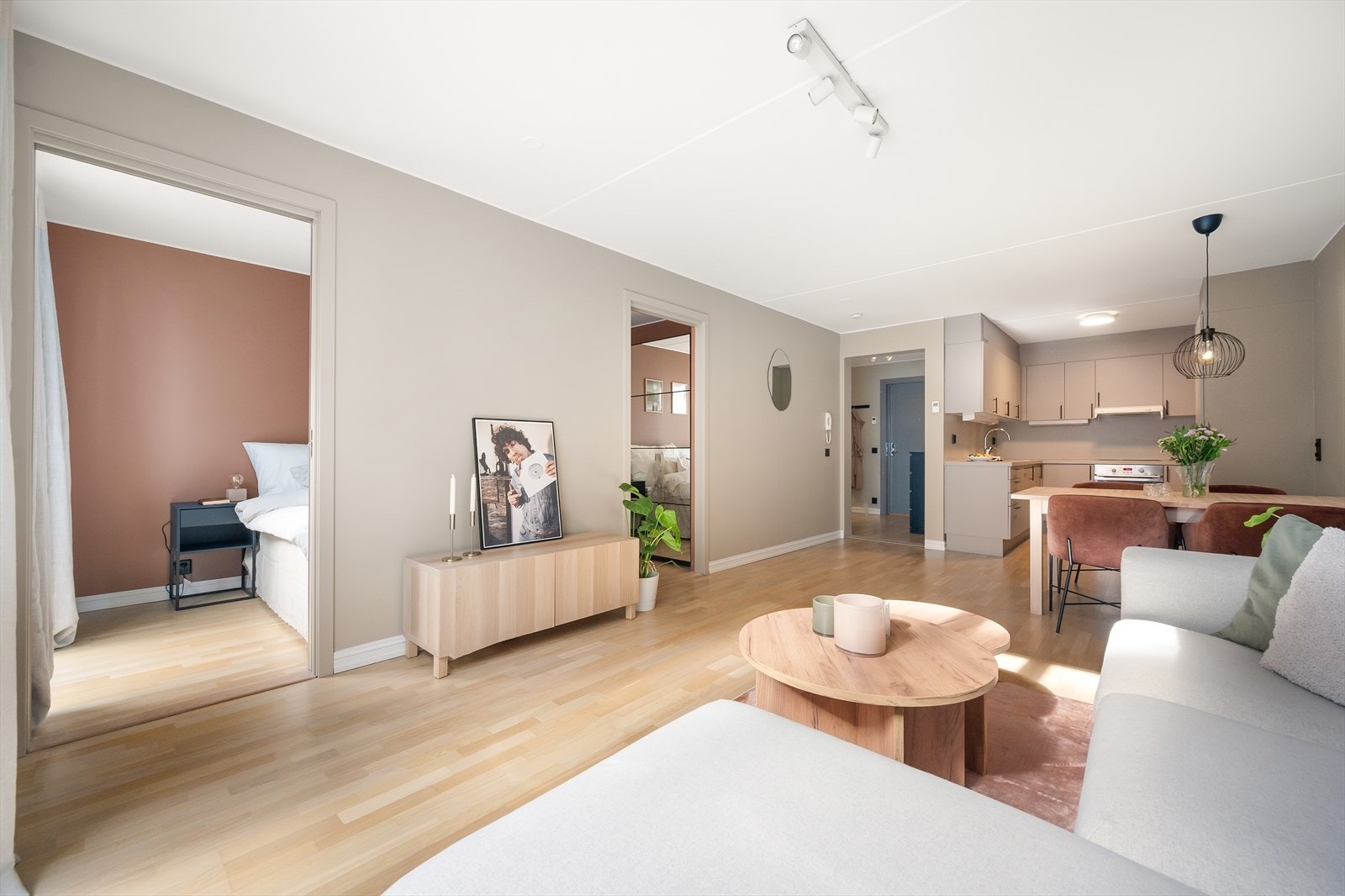 Fra stuen er det adkomst til boligens herlige soverom. Galleribilde