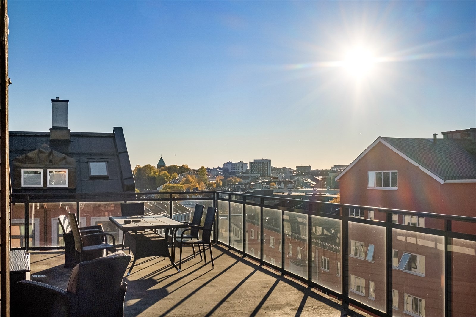 Solrik, felles takterrasse med flott utsikt utover Oslo. Galleribilde