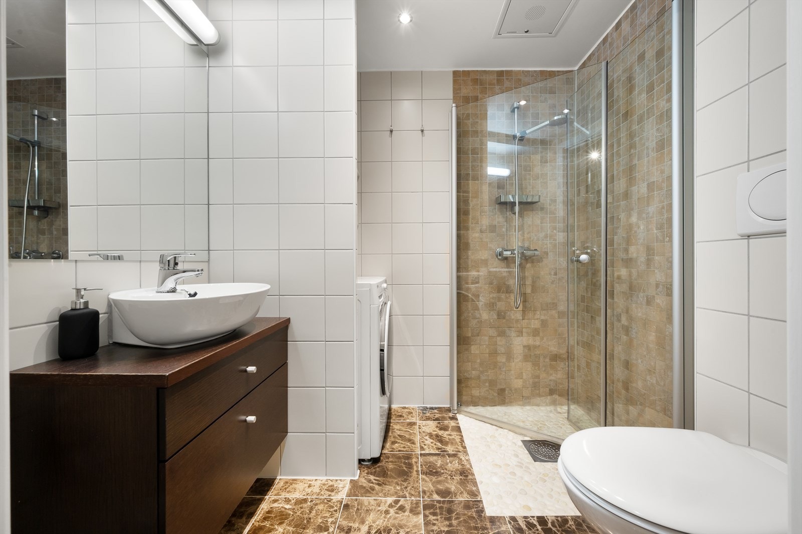 Pent, flislagt bad fra 2010. Det er opplegg for vaskemaskin og behagelig gulvvarme. Galleribilde