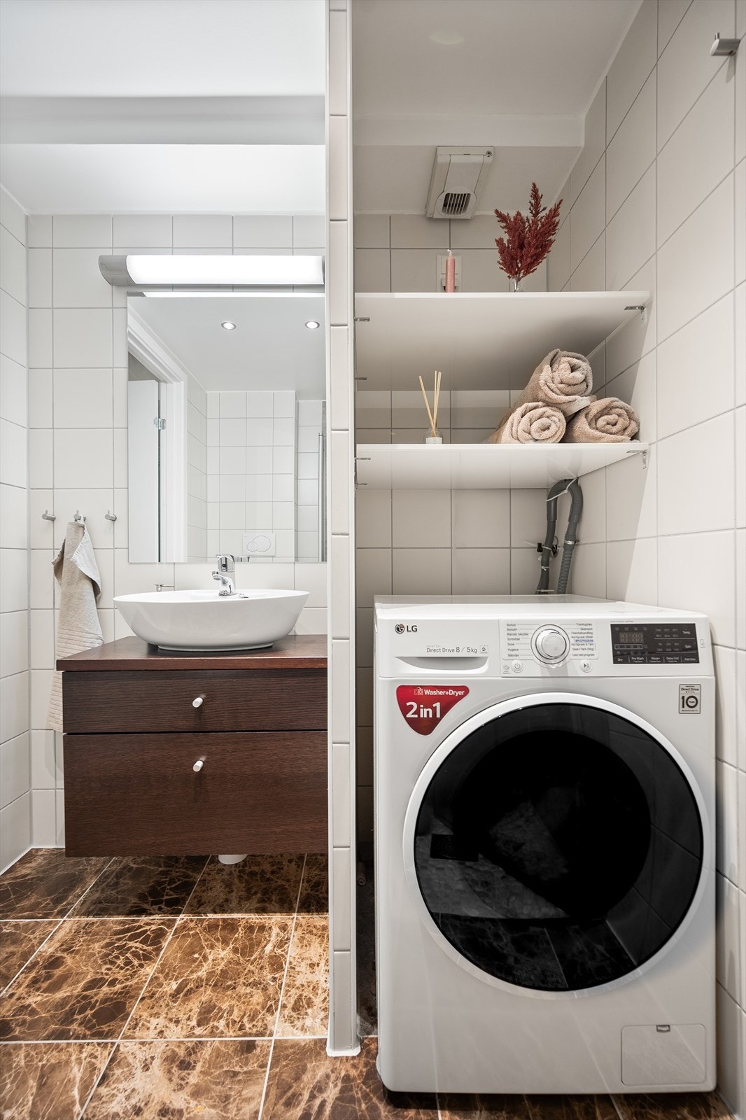 Baderomsinnredningen består av dusjhjørne med svingbare dusjdører og regnfallsarmatur, servantskap med servant og speil. Galleribilde