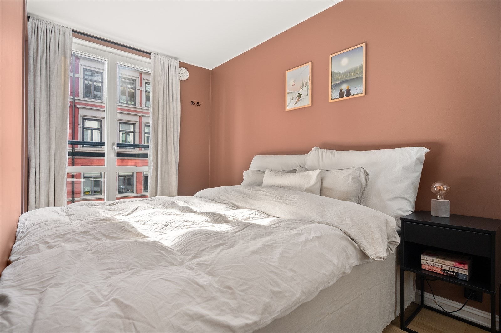 Soverommet er av fin størrelse og har plass til dobbeltseng og nattbord. Galleribilde