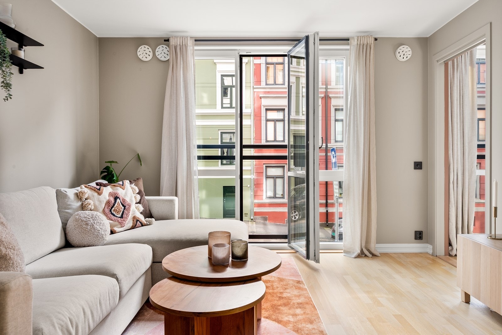 En hyggelig og innbydende leilighet, beliggende rolig til mellom Alexander Kiellands plass og Iladalen. Galleribilde