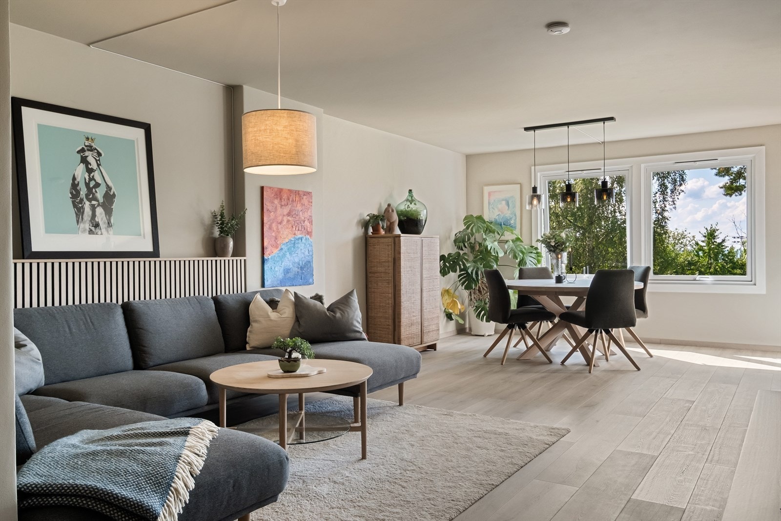 Lys og luftig stue med åpen løsning mot spisestue og kjøkken. Store vindusflater slipper inn rikelig med naturlig lys Galleribilde