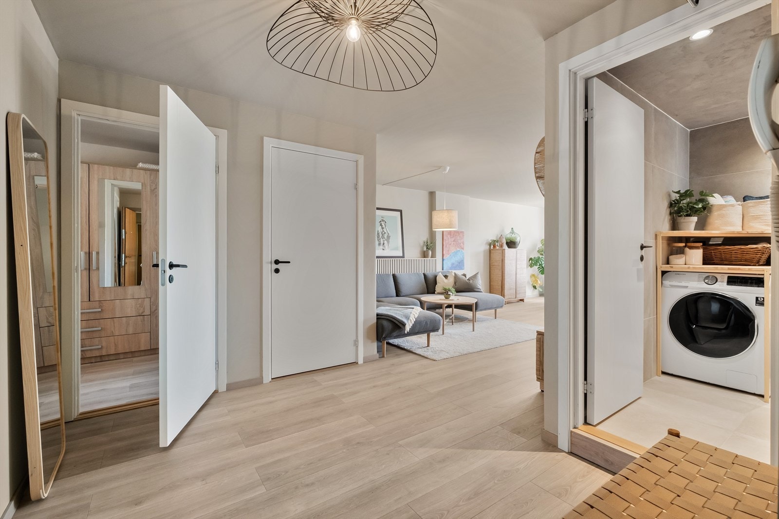Entré med praktisk planløsning med enkel tilgang til både stue og baderom - alt du trenger for en funksjonell og komfortabel hverdag Galleribilde