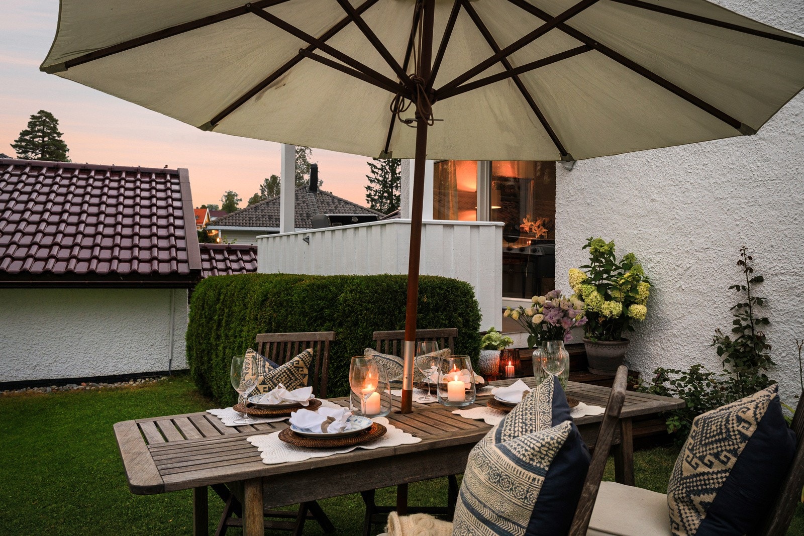 Balkong og hage med adkomst fra stuen Galleribilde