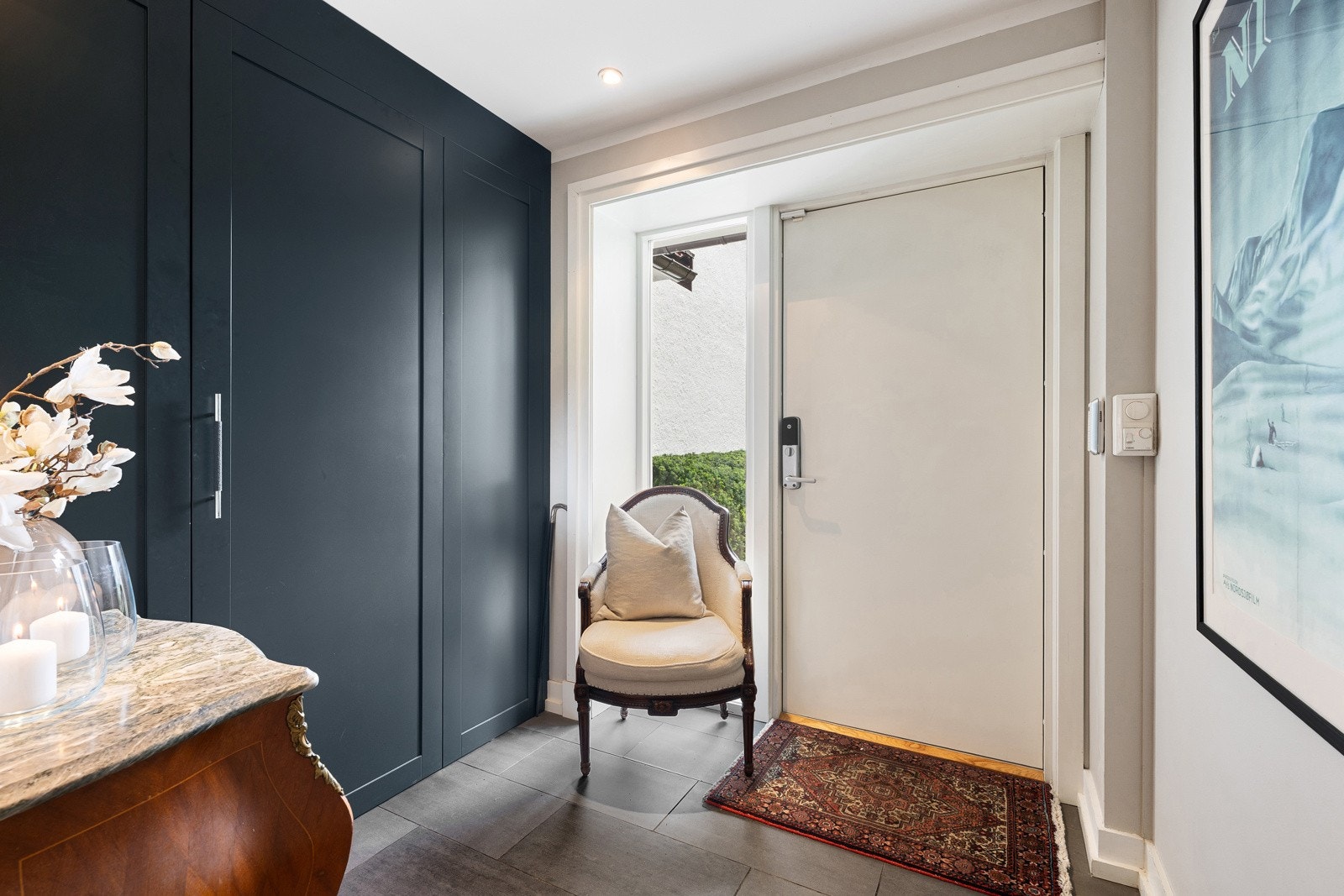 Entré/hall med lukket dør til stor garderobeløsning Galleribilde