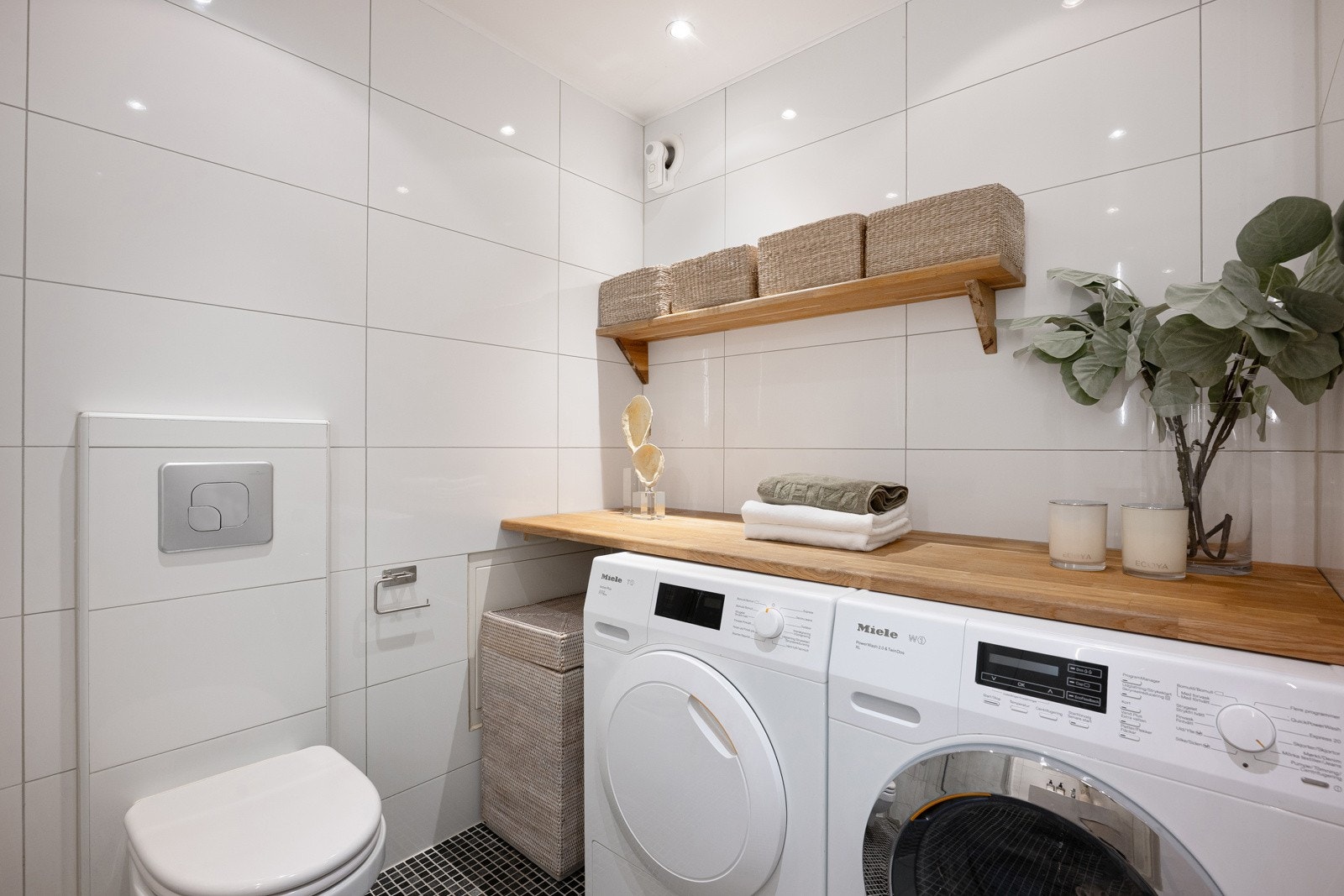 Bad med opplegg for vaskemaskin i 1. etasje Galleribilde