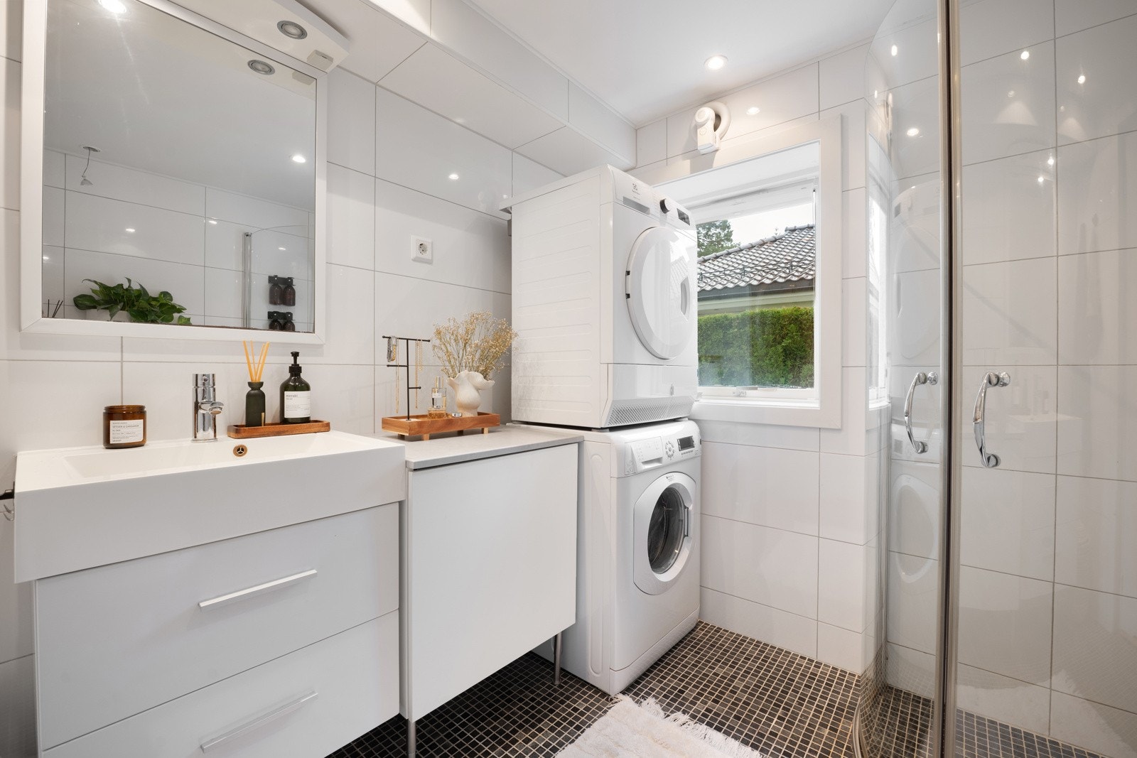 Bad i underetasjen med varmekabler og opplegg for vaskemaskin Galleribilde