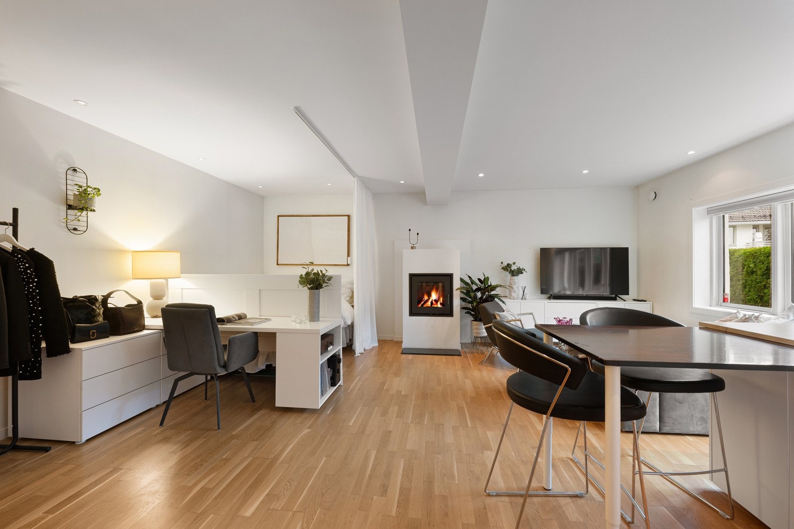 Den andre delene, er innredet som et hobbyrom/bod med kjøkken og bad som ikke er godkjent til varig opphold Galleribilde