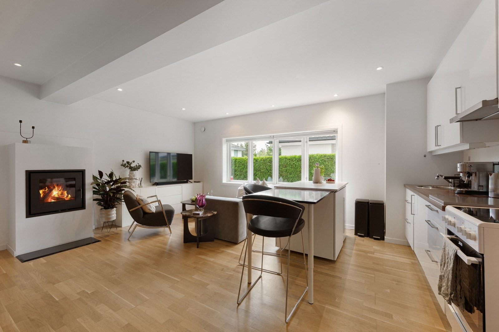 Hobbyrom/bod - Innredet med kjøkken og vedfyrt peis Galleribilde