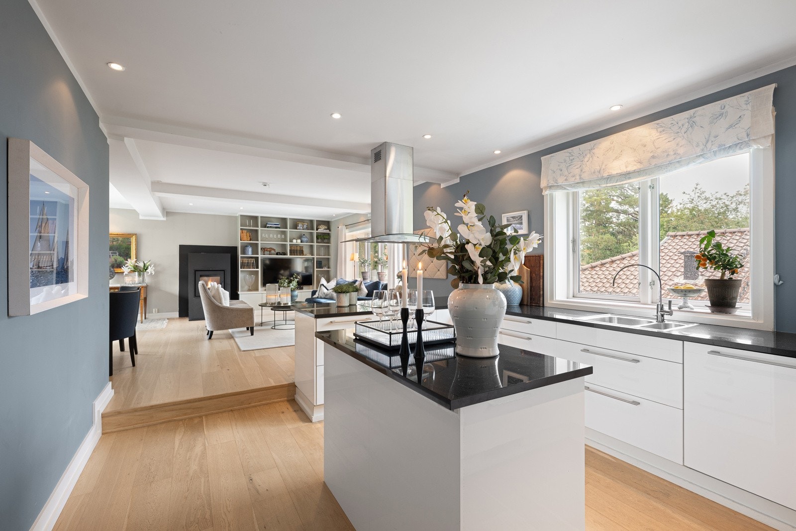 Lekkert og innholdsrikt kjøkken med integrerte hvitevarer Galleribilde