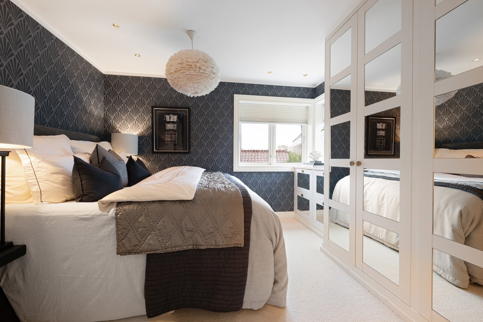 Soverom med fine garderobeløsninger Galleribilde