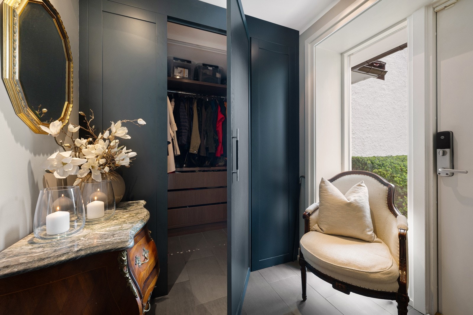 Praktisk entré/hal med åpen dør til stor garderobeløsning Galleribilde