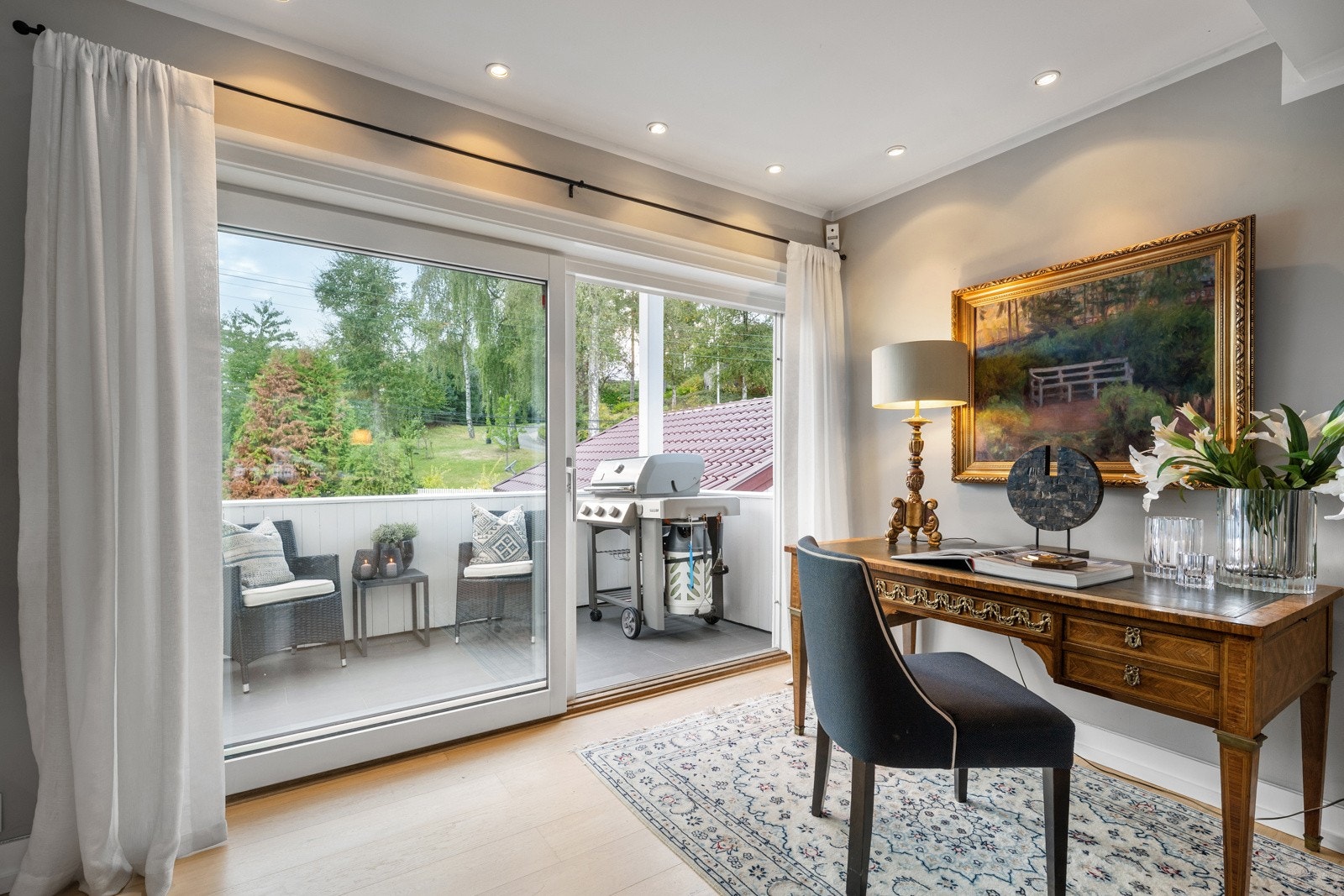 Skyvedør ut til hyggelig balkong Galleribilde