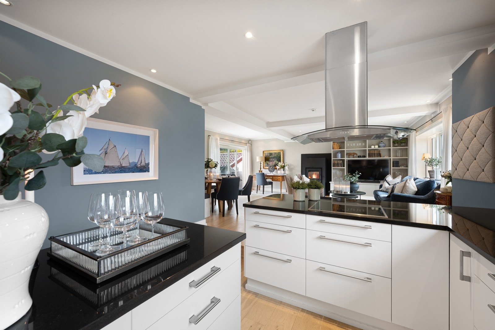 Lekkert og innholdsrikt kjøkken med integrerte hvitevarer Galleribilde