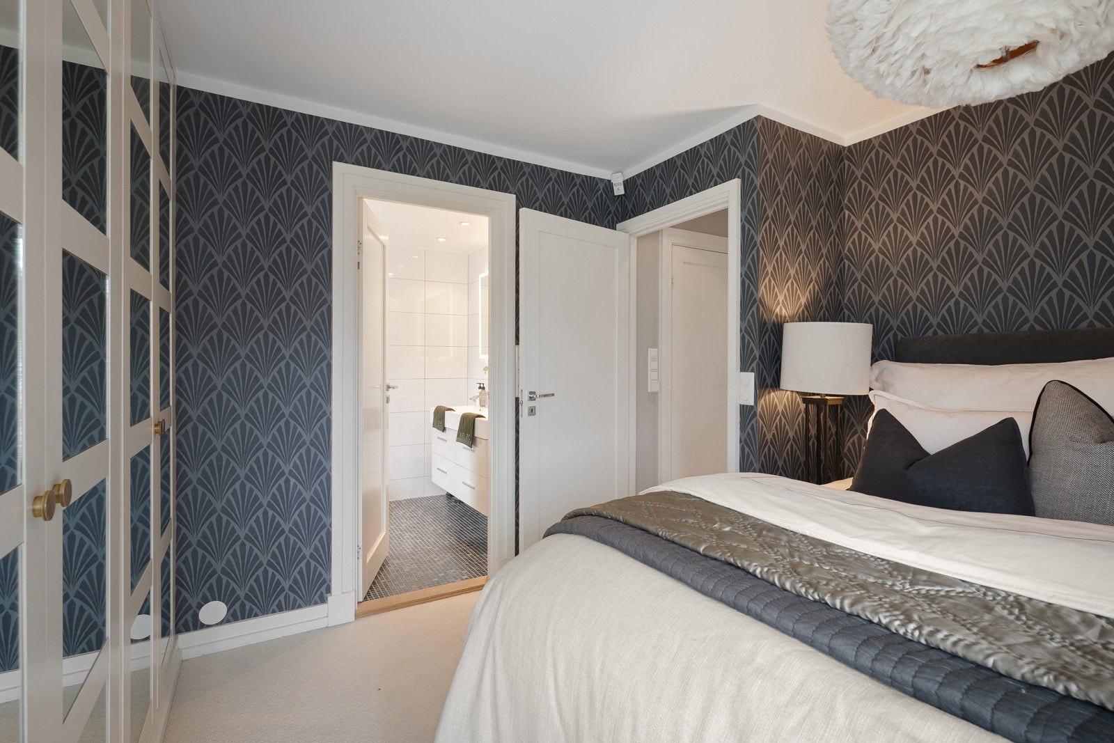 Soverom med fine garderobeløsninger Galleribilde