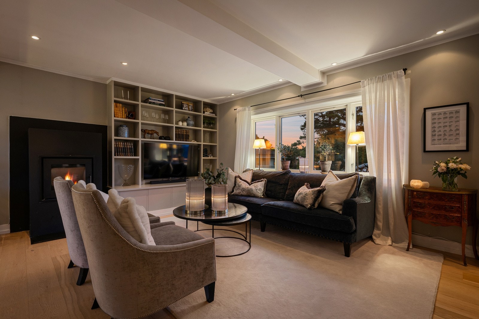 Stue med ulike soner og godt med naturlig lys Galleribilde