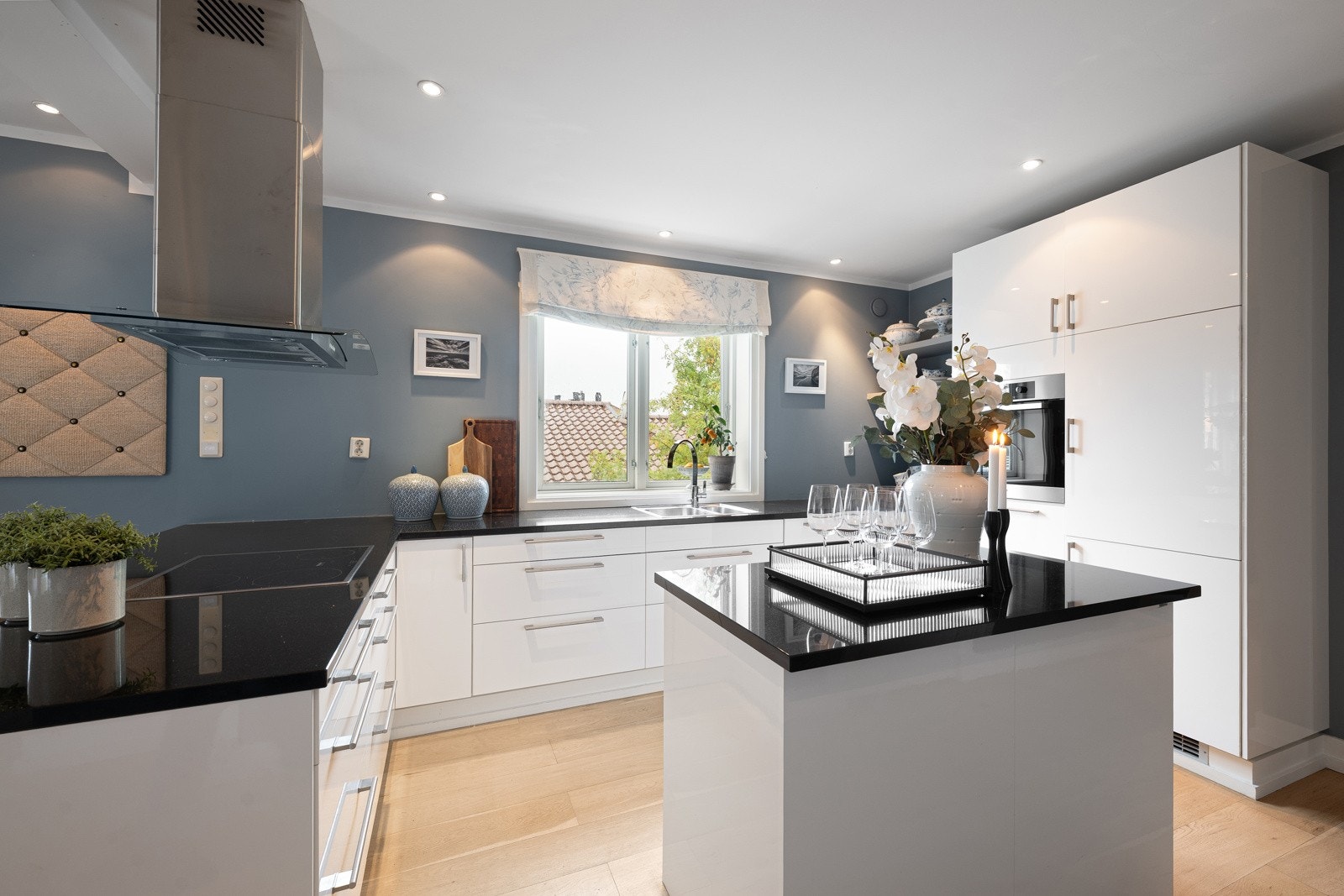 Lekkert og innholdsrikt kjøkken med integrerte hvitevarer Galleribilde