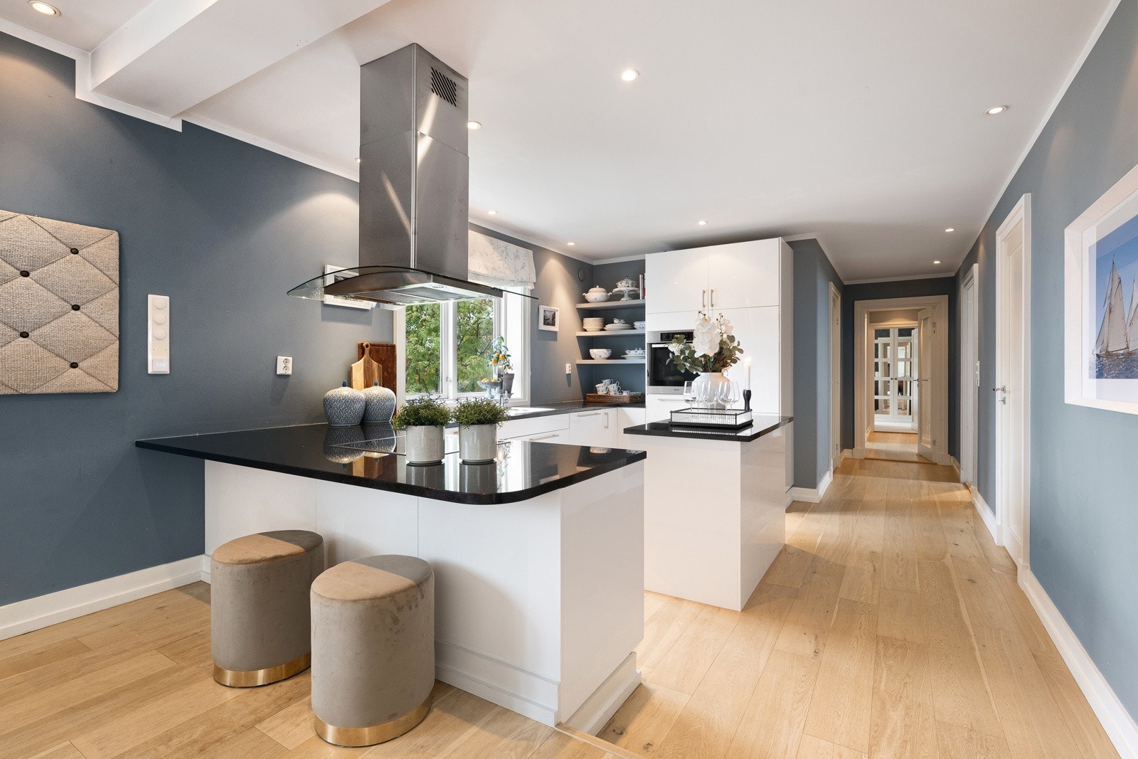 Lekkert og innholdsrikt kjøkken med integrerte hvitevarer Galleribilde