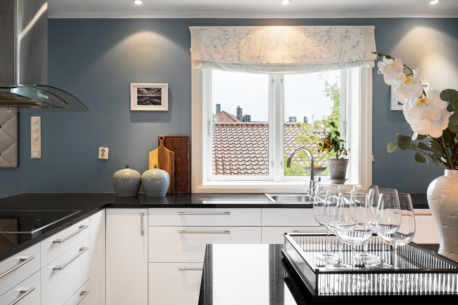 Lekkert og innholdsrikt kjøkken med integrerte hvitevarer Galleribilde