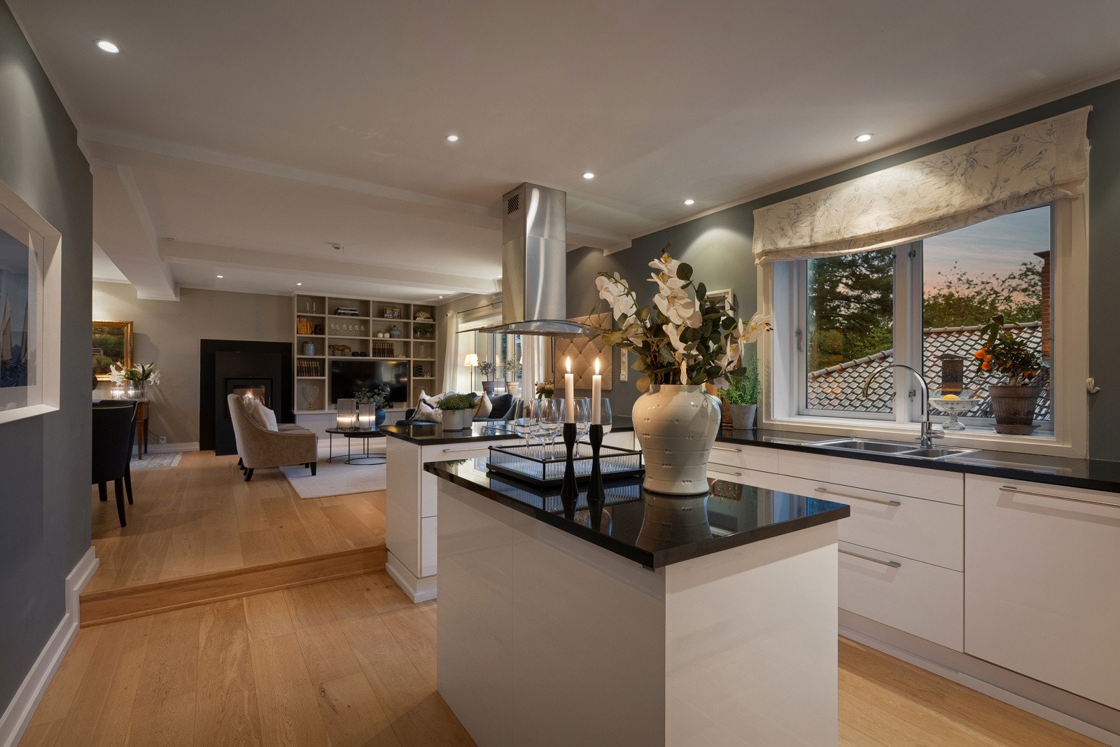 Velkommen til en lys og innholdsrik familiebolig i et rolig og barnevennlig villaområde på Slemdal Galleribilde