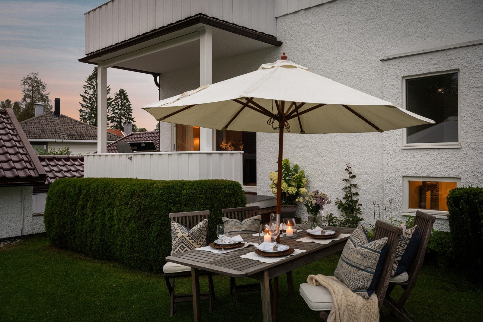 Balkong og hage med utgang fra stuen Galleribilde