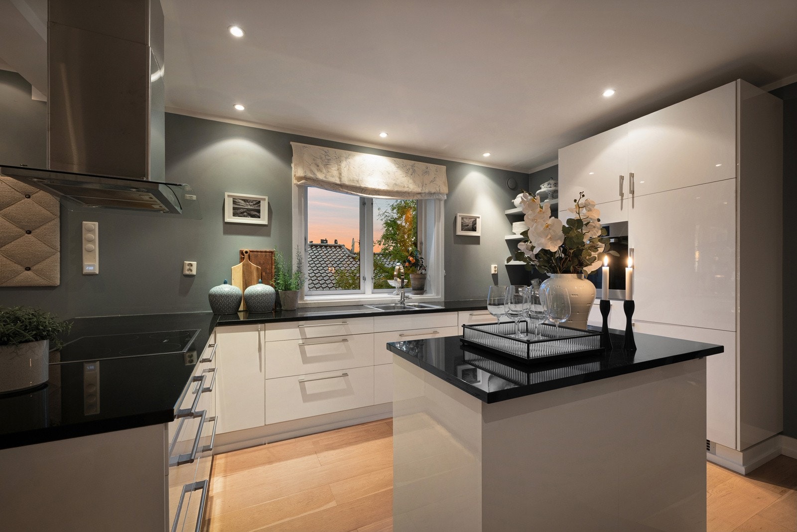 Lekkert kjøkken med benkeplate i sten Galleribilde