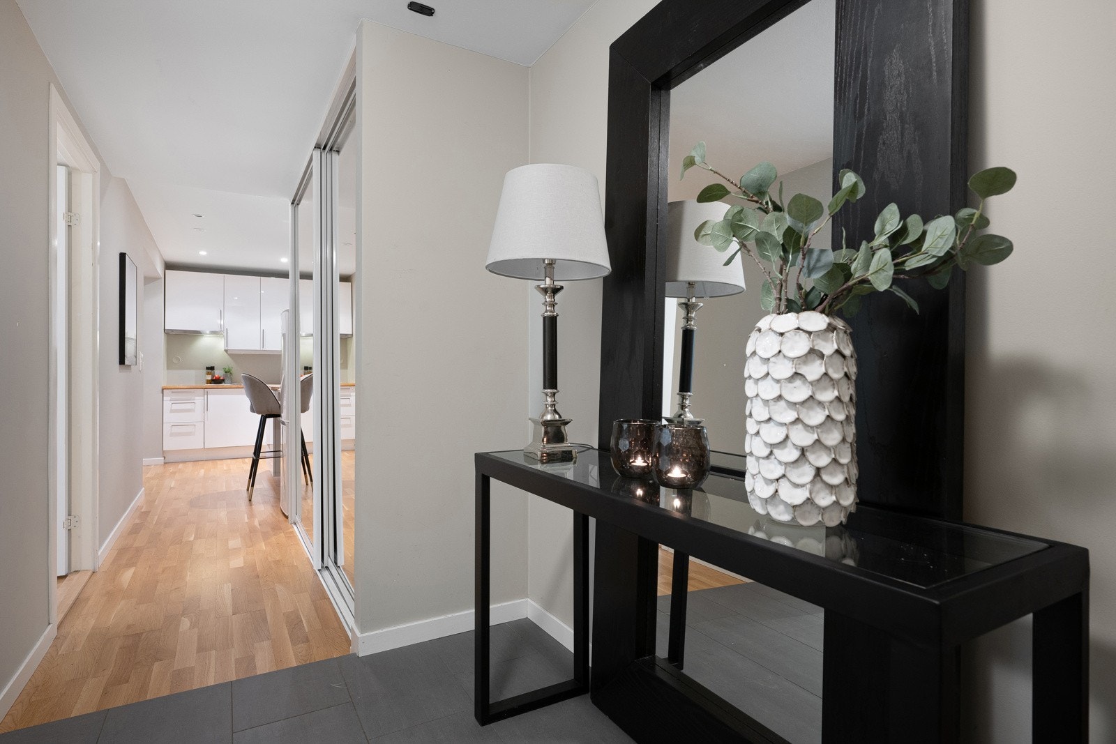 Deler av underetasjen er innredet som en hybel med egen inngang, kjøkken og bad Galleribilde