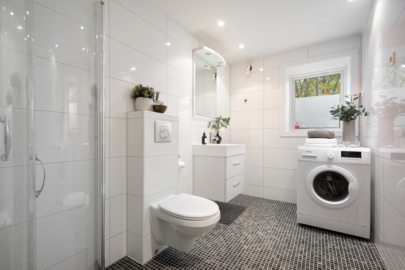 Flislagt bad med varmekabler og opplegg for vaskemaskin i den store hybelen Galleribilde