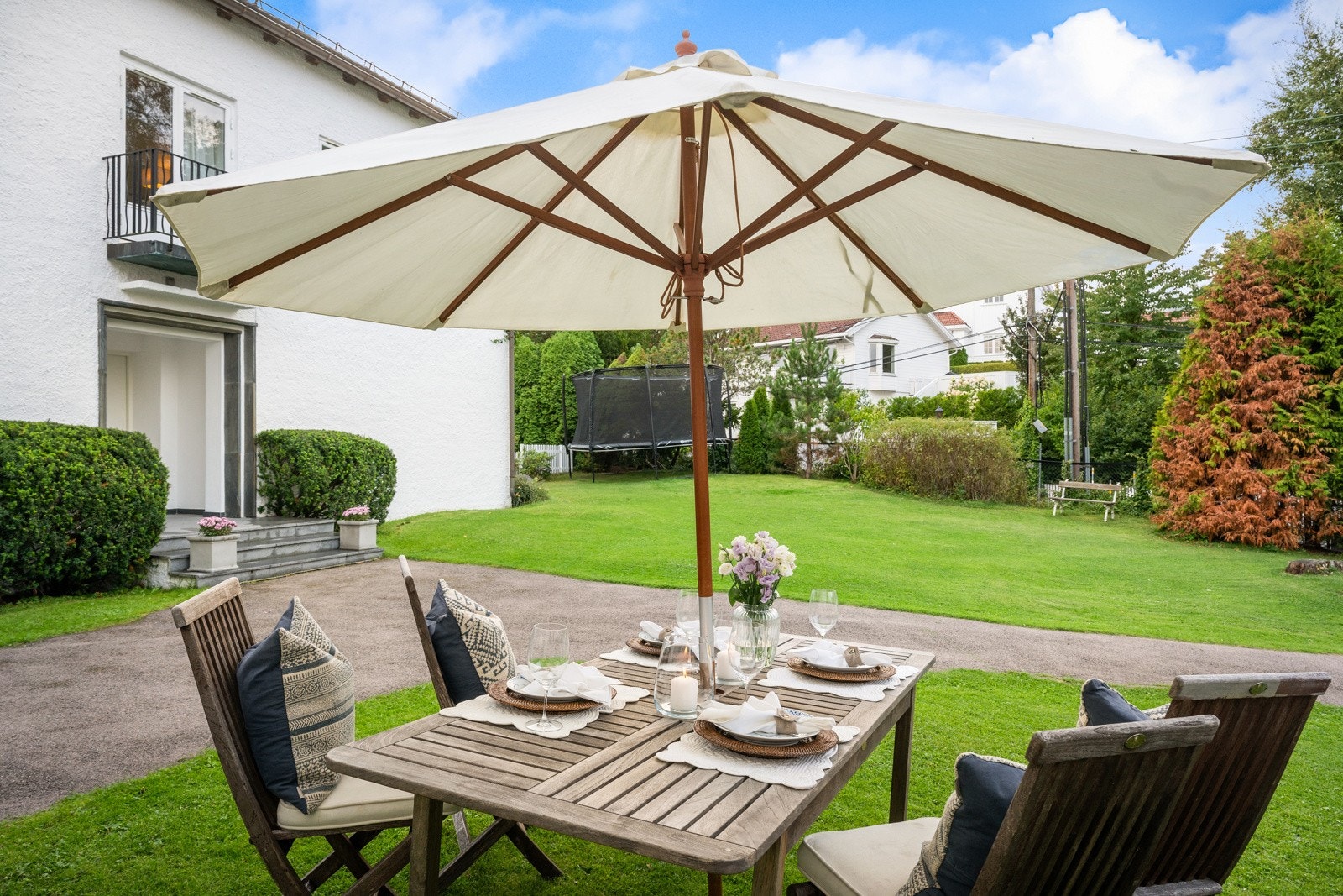 Nyt et tilbaketrukket liv i et veletablert villastrøk nær byen Galleribilde